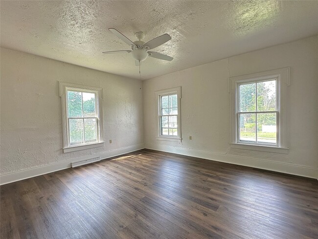Building Photo - 336 Meadville St