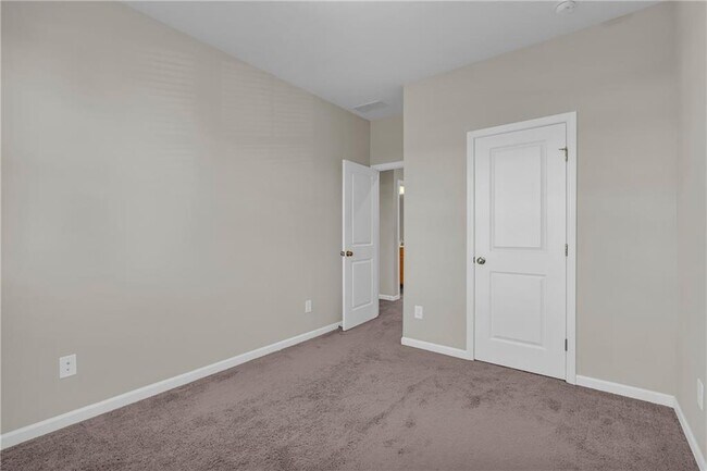 Building Photo - 1959 Hidden Hts