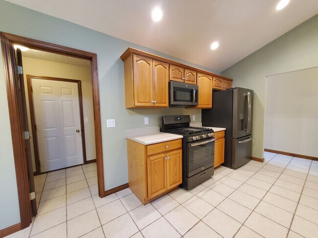 Building Photo - 3-bedroom 2 Full Bath Ranch Home