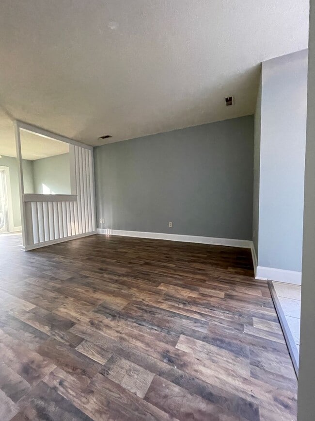 Building Photo - 2 Bed, 1.5 Bath w/ W&D in Unit-Move in Ready!