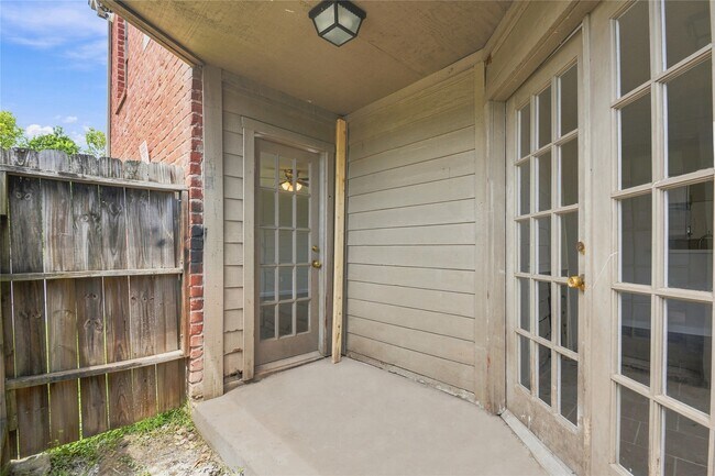 Building Photo - 12500 Sandpiper Dr