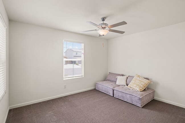 Building Photo - Multi-Generational Home!