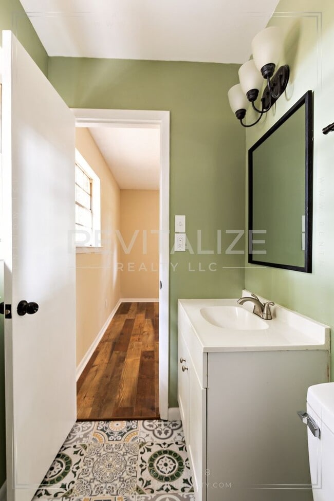 Building Photo - Beautiful Renovated 3 Bedroom/1 Bathroom H...