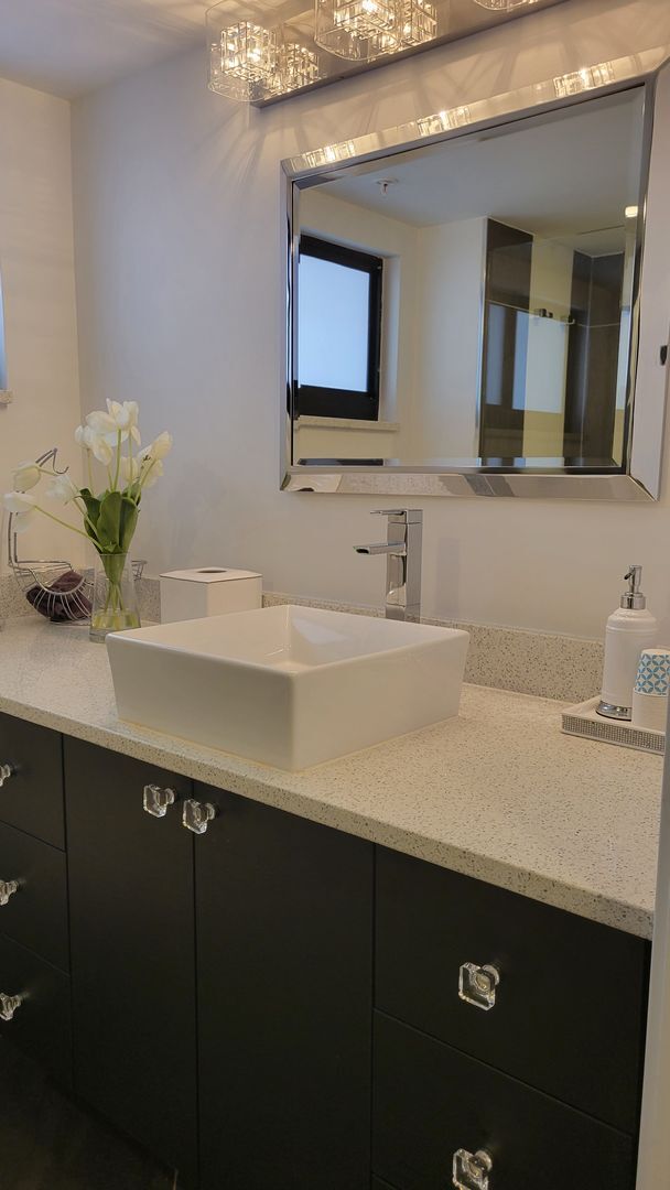 Building Photo - Beautifully renovated 2/2 condo downtown Sarasota with view of Bay!