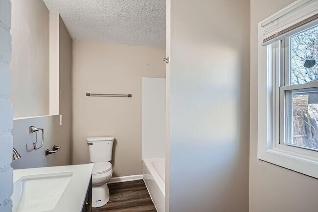 Building Photo - 707 Jenks Ave E