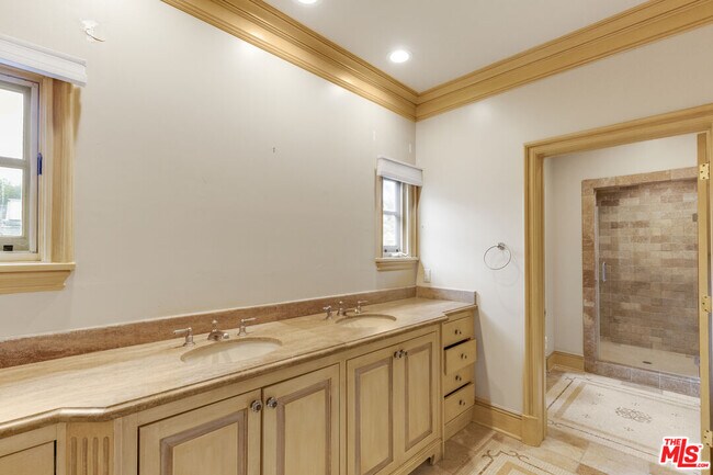 Building Photo - 821 Whittier Dr