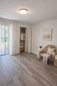 Building Photo - 1120 Meadows Cir