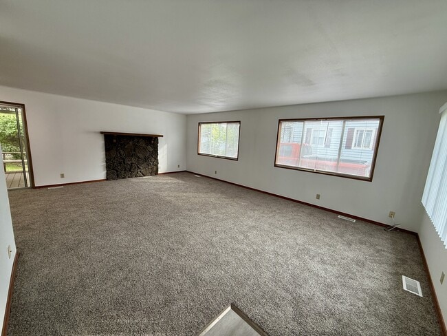 Building Photo - 625 S Evergreen Rd