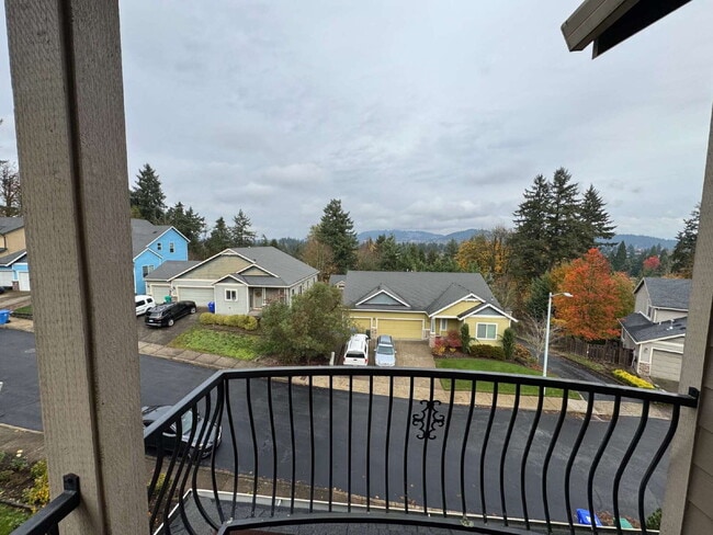 Building Photo - Milwaukie 4-Bedroom Home on Corner Lot, Spacious, A/C