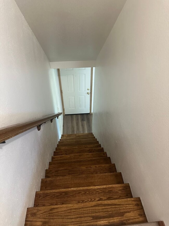 Building Photo - Freshly updated 3 bedroom 2 bathroom duple...