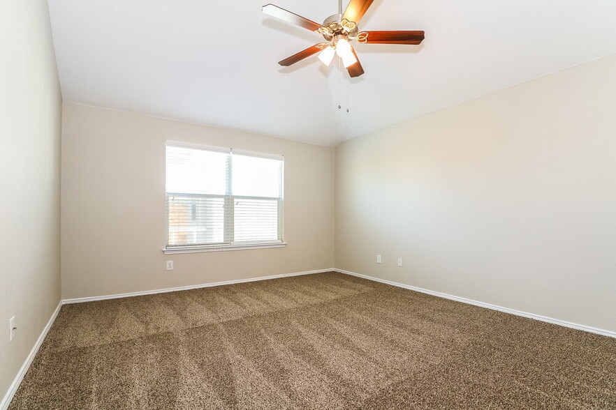 Building Photo - 3020 Meadowbrook Dr