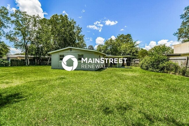 Building Photo - 3 Bedroom Pet-Friendly Home in Jacksonville, FL with Main Street Renewal