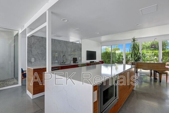 Building Photo - 3133 N Sunnyview Dr