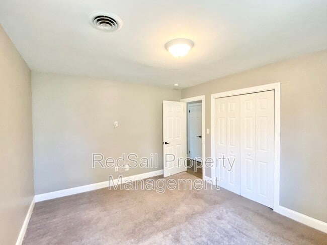 Building Photo - 10 Westlawn Dr