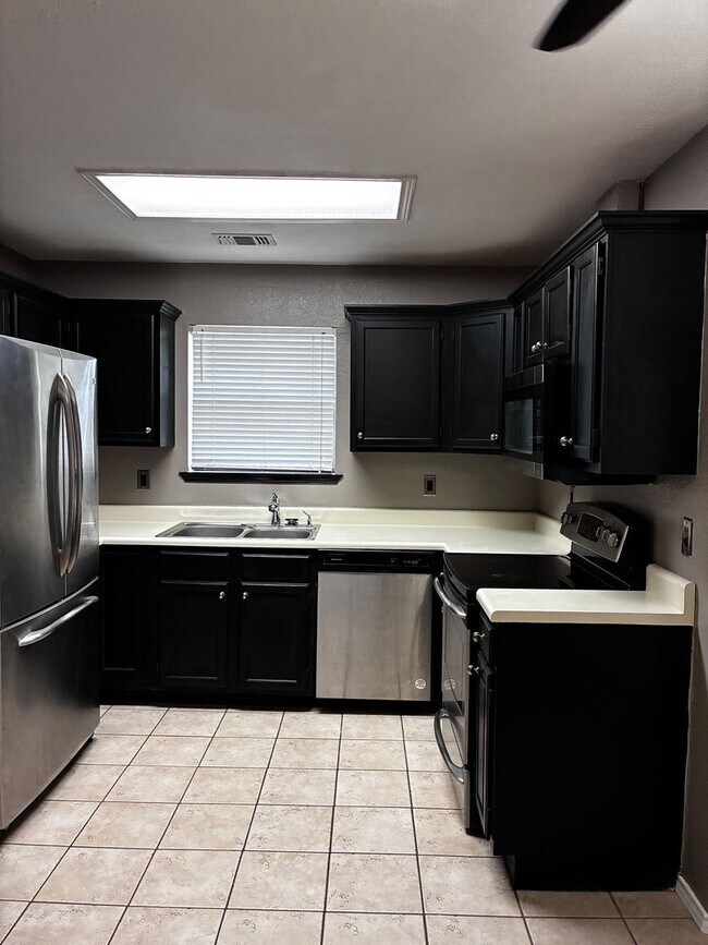 Building Photo - 2112 Pin Oak Rd