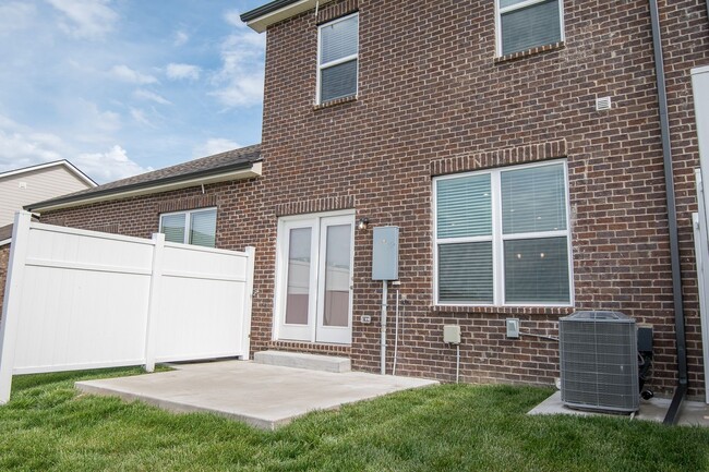 Building Photo - Beautiful Gallatin Townhome w/ Appliances!