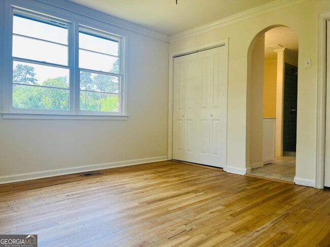 Building Photo - 203 S Chilton Crescent
