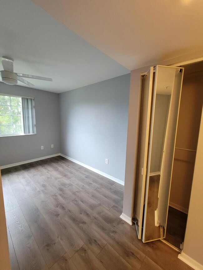 Building Photo - 1400 Crestwood Ct S
