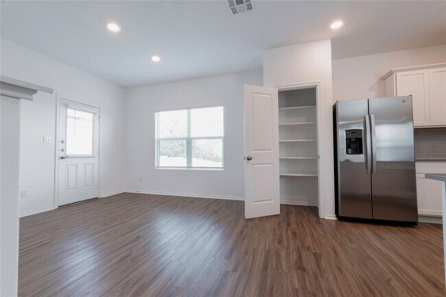 Building Photo - 913 Legends Ln