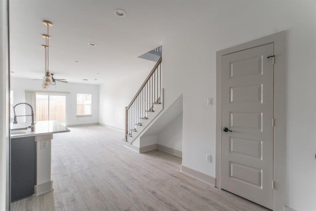 Building Photo - Modern Living with WATER, GAS & ALARM SYST...