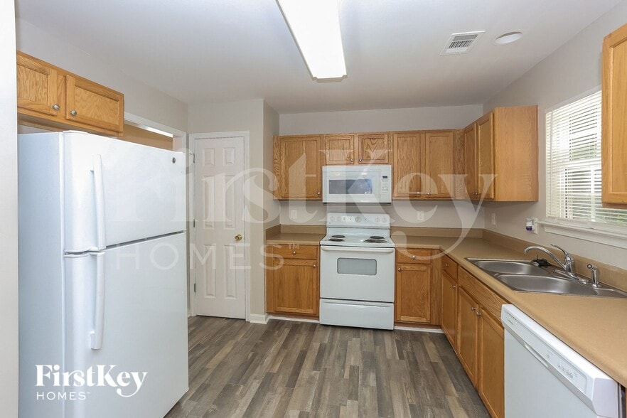 Building Photo - 8605 Royal Bluff Dr