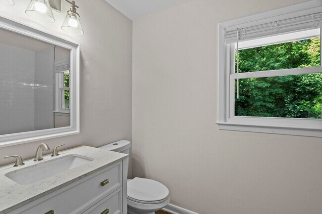 Building Photo - Gorgeous 3 Bedroom, 2 Bath Split-level home in Brentwood - High-end Renovation, Pet Friendly!