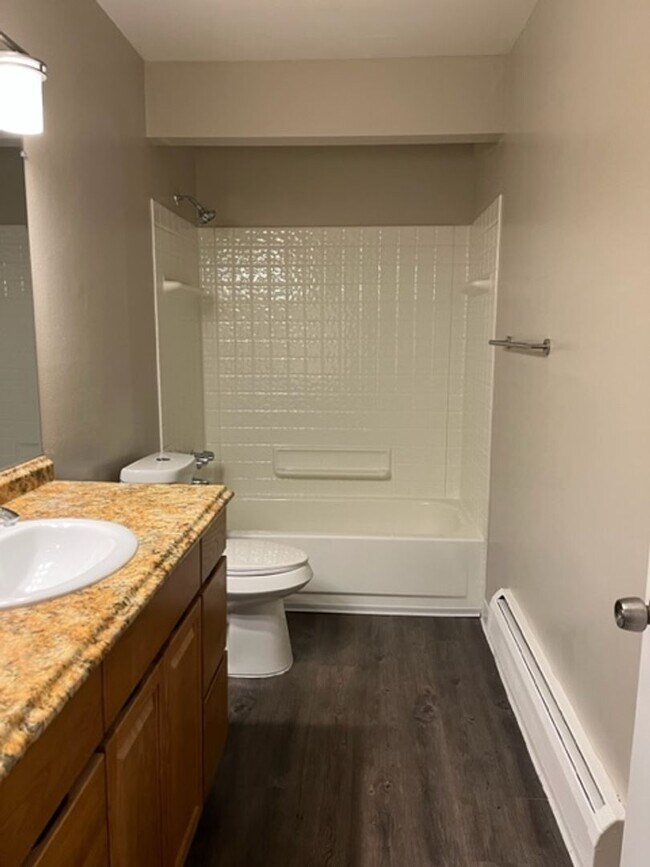 Building Photo - Charming, 2 bedroom/1 bath near Downtown Rochester!