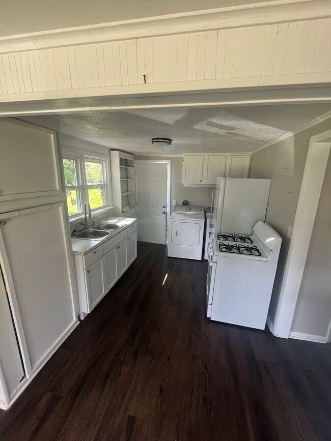 Building Photo - Small Family Home In Berryhill!