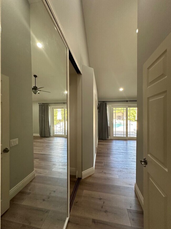 Building Photo - Stunning 4+2 Pool Home Home In Westlake Hi...