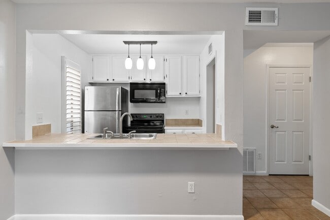 Building Photo - 701 Rosedale St