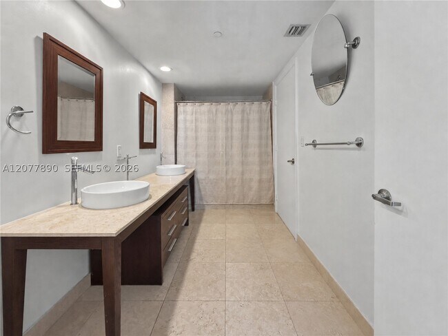 Building Photo - 495 Brickell Ave