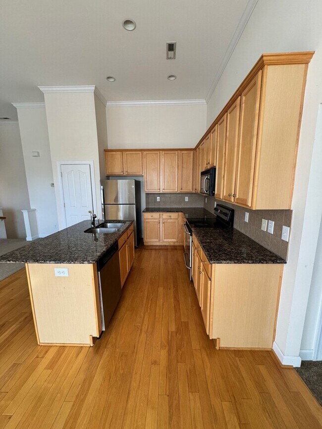 Building Photo - Move-in ready 2-bedroom, 2-bath end-unit t...