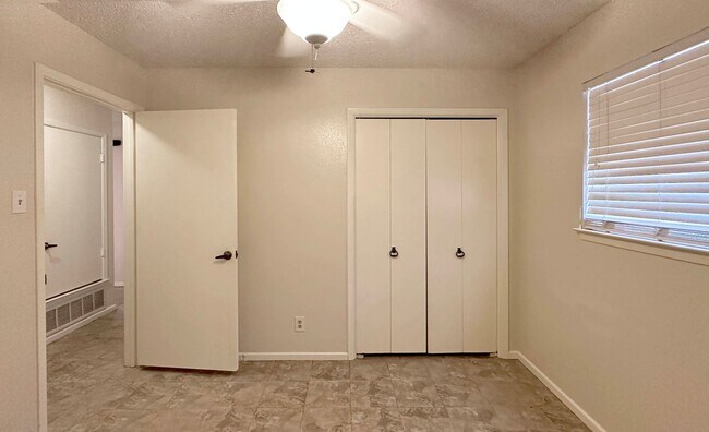 Building Photo - 3/2 in Northern Hills!!!