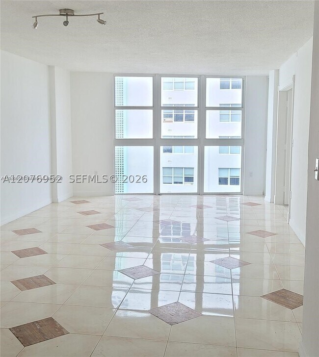 Building Photo - 1228 West Dr