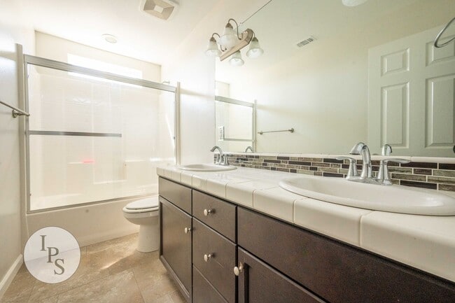 Building Photo - Clovis Eastside Home, 4BR/3BA, Built 2017 - Lots of Amenities!