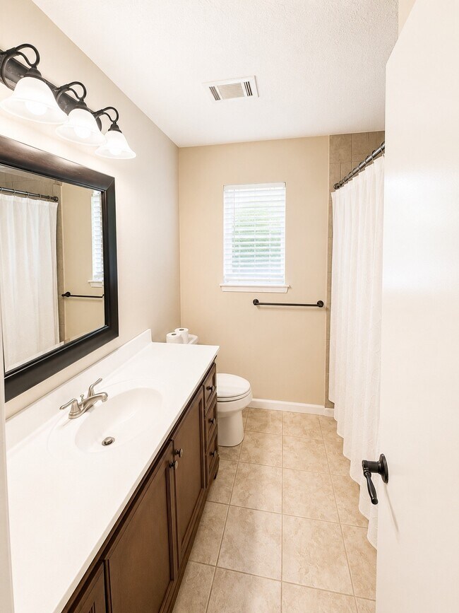 Building Photo - 2239 Highland Hills Dr