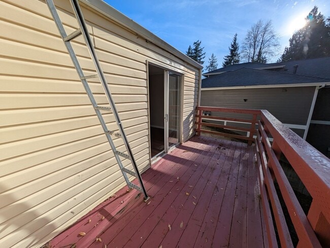 Building Photo - Available Now in Navy Yard City! New Floors & Paint! Tons of Space & Storage.