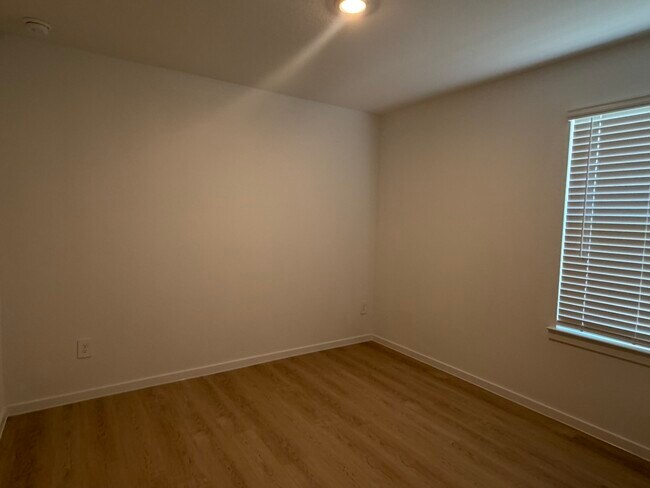 Building Photo - 523 Robin Ct