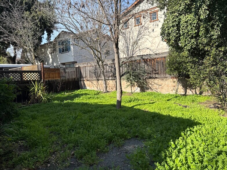 Building Photo - 2875 Euclid Ave