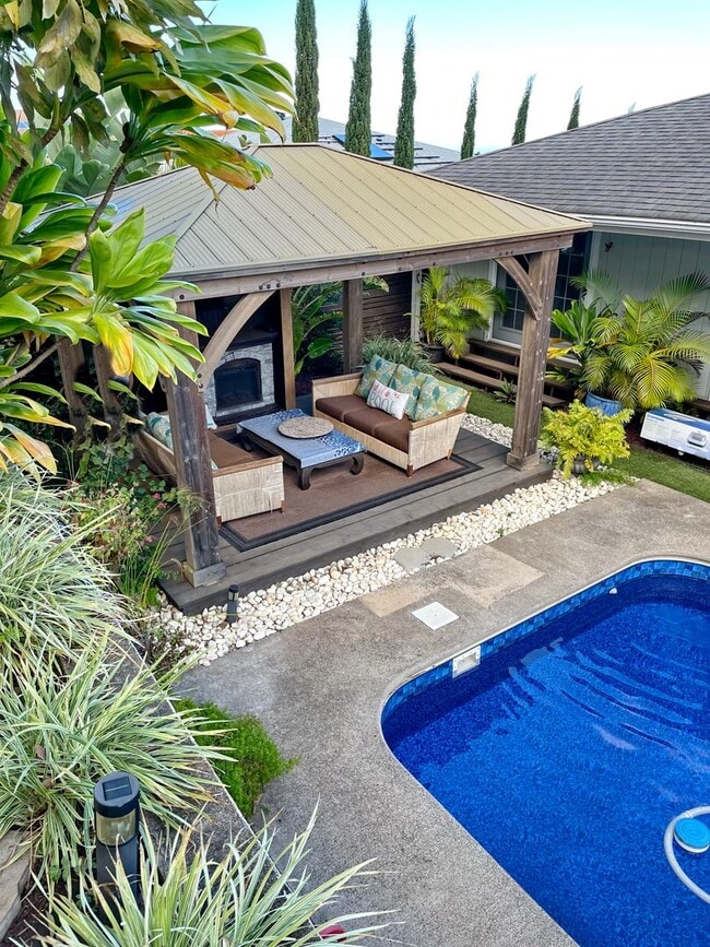 Building Photo - Wailuku Heights Executive Style 3Bed/2Bath Furnished Upstairs Home - Pool w/ cabanas - Most Utili...