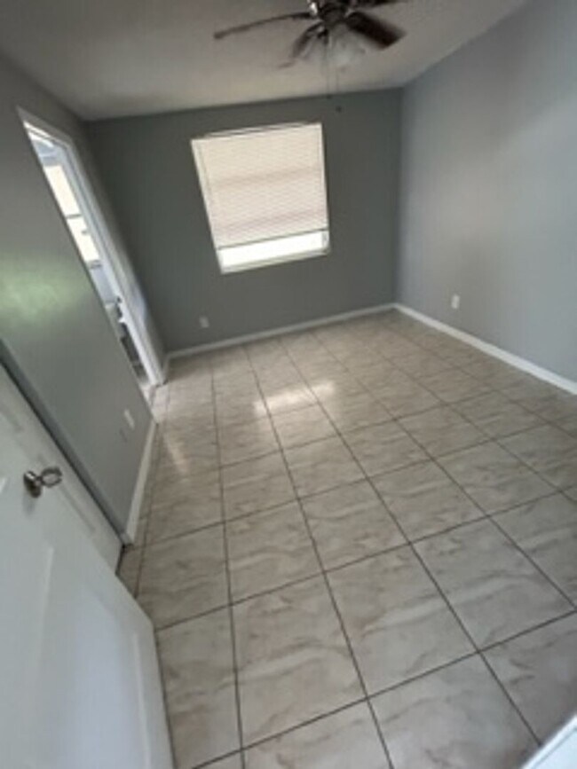 Building Photo - Large  3 bedroom, 2 bath pool home.