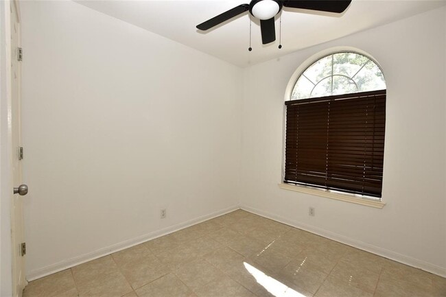 Building Photo - 240 Briarstone Dr