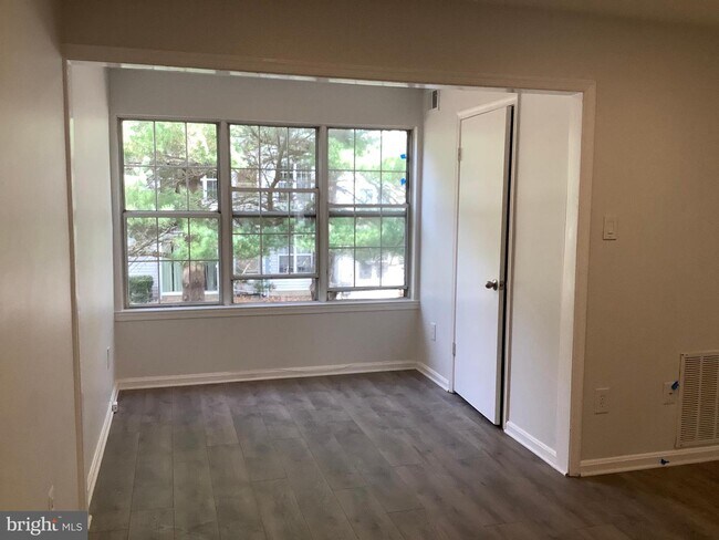 Building Photo - 12 Normandy Square Ct