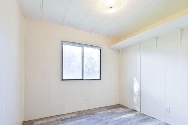 Building Photo - 206 N 4000 E