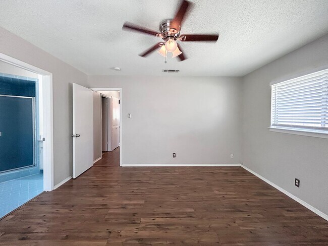 Building Photo - Charming 3-Bedroom Home in Sought-After Li...