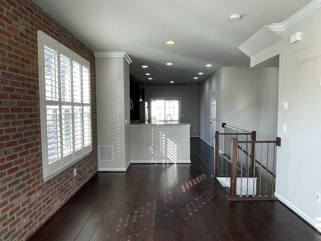 Building Photo - IMPRESSIVE STAFFORD TOWNHOUSE!