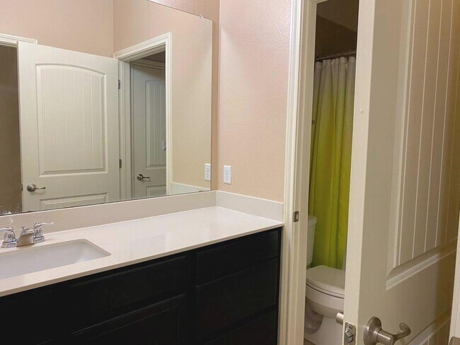 Building Photo - 313 Summer Pointe