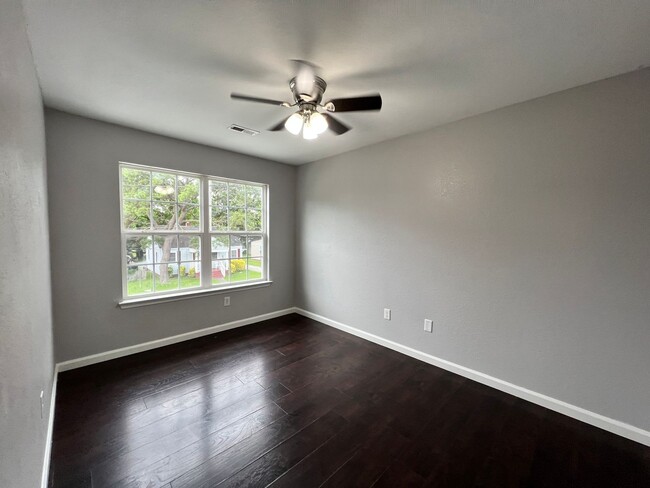 Building Photo - 3 bedroom home in Portmsouth