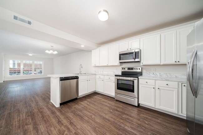 Building Photo - 162-170 S Orange Ave