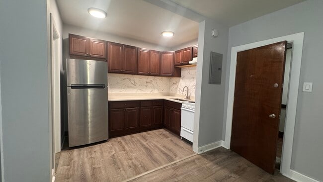 Building Photo - 6948 N Ashland Blvd